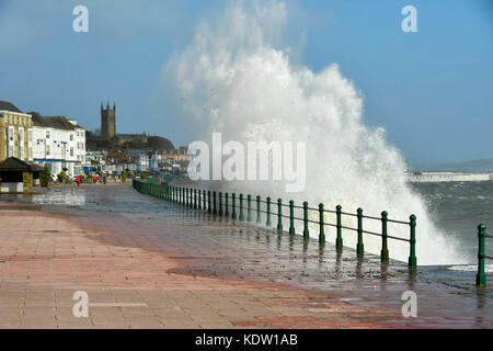 Penzance, Cornwall, UK. 16. Oktober 2017. UK Wetter. Gale force Winds aus ex Hurrikan Ophelia peitschen riesige stürmische Meere ein spektakulärer Crash gegen die Promenade von Penzance in Cornwall. Photo Credit: Graham Jagd-/Alamy leben Nachrichten Stockfoto