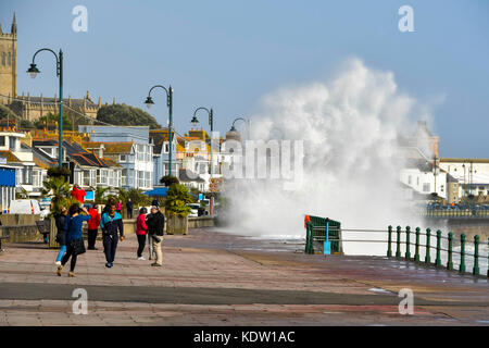 Penzance, Cornwall, UK. 16. Oktober 2017. UK Wetter. Gale force Winds aus ex Hurrikan Ophelia peitschen riesige stürmische Meere ein spektakulärer Crash gegen die Promenade von Penzance in Cornwall. Photo Credit: Graham Jagd-/Alamy leben Nachrichten Stockfoto