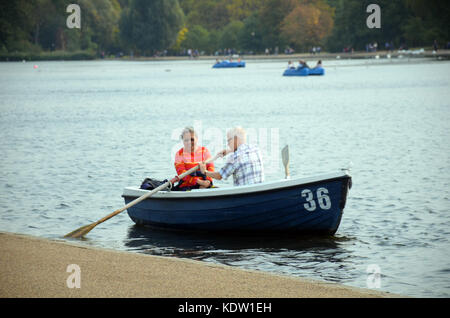 London, Großbritannien. 16 Okt, 2017. de Wetter. menschen Sonnenschein in Hyde Park als Sturm genießen Sie nähert sich der Norden des uk Credit: Johnny armstead/alamy leben Nachrichten Stockfoto