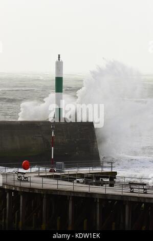 Aberystwyth Wales, Großbritannien. Oktober 2017. Wetter in Großbritannien: Die Überreste des Sturmsystems Ophelia, mit Windböen der Hurricane Force 12 bis zu 80 km/h, treffen Aberystwyth an der Cardigan Bay Küste der Irischen See in Westwales. Das Met Office hat eine gelbe Wetterwarnung ausgegeben, mit der die Wahrscheinlichkeit groß ist, dass Stromausfälle auftreten können, die andere Dienste, wie z. B. die Abdeckung von Mobiltelefonen, beeinträchtigen können. Quelle: keith morris/Alamy Live News Stockfoto