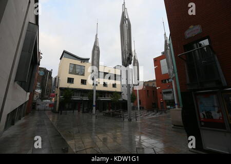 Dublin, Irland. 16 Okt, 2017. Meeting House Square in Dublins Temple Bar verlassen. Bild aus Dublin, Irland während der bis zu Sturm Ophelia bauen. Die ex hurricane Storm wird vorausgesagt, der Stärkste zu sein Irland seit Jahrzehnten zu schlagen. Credit: Brendan Donnelly/Alamy leben Nachrichten Stockfoto