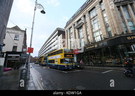 Dublin, Irland. 16 Okt, 2017. Drei Dublin Bus Fahrzeuge auf George's Street im Stadtzentrum von Dublin während der bauen bis zu Ophelia; Dublin Bus verschoben Dienstleistungen während der bis zu dem Sturm bauen. Bild aus Dublin, Irland während der bis zu Sturm Ophelia bauen. Die ex hurricane Storm wird vorausgesagt, der Stärkste zu sein Irland seit Jahrzehnten zu schlagen. Credit: Brendan Donnelly/Alamy leben Nachrichten Stockfoto