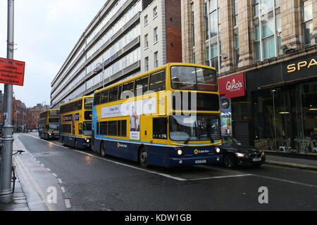 Dublin, Irland. 16 Okt, 2017. Drei Dublin Bus Fahrzeuge auf George's Street im Stadtzentrum von Dublin während der bauen bis zu Ophelia; Dublin Bus verschoben Dienstleistungen während der bis zu dem Sturm bauen. Bild aus Dublin, Irland während der bis zu Sturm Ophelia bauen. Die ex hurricane Storm wird vorausgesagt, der Stärkste zu sein Irland seit Jahrzehnten zu schlagen. Credit: Brendan Donnelly/Alamy leben Nachrichten Stockfoto