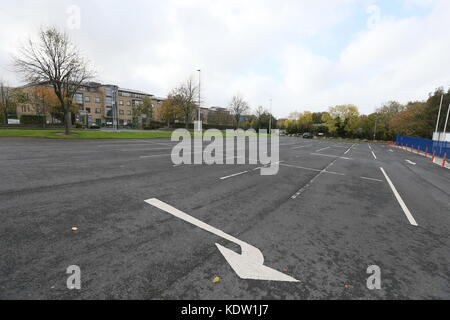 Dublin, Irland. 16 Okt, 2017. Einen leeren Parkplatz in South Dublin während der bauen bis zu Ophelia. Bild aus Dublin, Irland während der bis zu Sturm Ophelia bauen. Die ex hurricane Storm wird vorausgesagt, der Stärkste zu sein Irland seit Jahrzehnten zu schlagen. Credit: Brendan Donnelly/Alamy leben Nachrichten Stockfoto