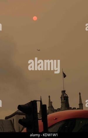 London, Großbritannien. 16 Okt, 2017. UK Wetter. Die Sonne dreht sich eine ungewöhnliche Farbe Rot als Sturm Ophelia peitschen Staub aus der Sahara, als sie über das Vereinigte Königreich geht. Credit: Claire Doherty/Alamy leben Nachrichten Stockfoto