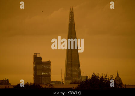 London, Großbritannien. 16 Okt, 2017. gelb Himmel von Sturm Ophelia in London Quelle: Sebastian remme/alamy leben Nachrichten Stockfoto