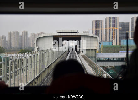 (171016) -- PEKING, 16. Oktober 2017 (Xinhua) -- Ein Zug der ersten mittellangsam-langsamen Maglev-Linie Pekings fährt zu einem Test in Peking, Hauptstadt Chinas, 16. Oktober 2017. Pekings erste mittellangsam-langsame Maglev-Linie soll bis Ende dieses Jahres den Probebetrieb aufnehmen. Die 10,2 km lange Linie S1 wird die westlichen Vorstädte Mentougou und Shijingshan verbinden. (Xinhua/Zhang Chenlin)(mcg) Stockfoto