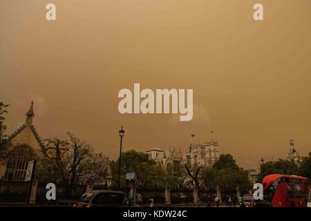 London, Großbritannien. 16 Okt, 2017. UK Wetter. Der Himmel leuchtet eine orange Farbe als Sturm Ophelia peitschen Staub aus der Sahara, als sie über das Vereinigte Königreich geht. Credit: Claire Doherty/Alamy leben Nachrichten Stockfoto