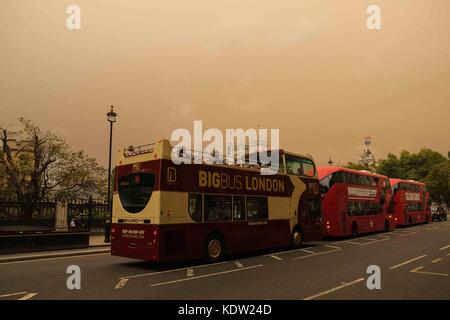 London, Großbritannien. 16 Okt, 2017. UK Wetter. Der Himmel leuchtet eine orange Farbe als Sturm Ophelia peitschen Staub aus der Sahara, als sie über das Vereinigte Königreich geht. Credit: Claire Doherty/Alamy leben Nachrichten Stockfoto