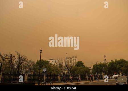 London, Großbritannien. 16 Okt, 2017. UK Wetter. Der Himmel leuchtet eine orange Farbe als Sturm Ophelia peitschen Staub aus der Sahara, als sie über das Vereinigte Königreich geht. Credit: Claire Doherty/Alamy leben Nachrichten Stockfoto