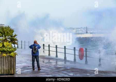 Penzance, Cornwall, UK. 16 Okt, 2017. UK Wetter. Die Wellen schlagen die Küste von Penzance einen Höchststand bei Flut am Nachmittag brachte auf durch Sturm Ophelia, über die Promenade an der Wand zu brechen. Foto: Simon Maycock/Alamy leben Nachrichten Stockfoto