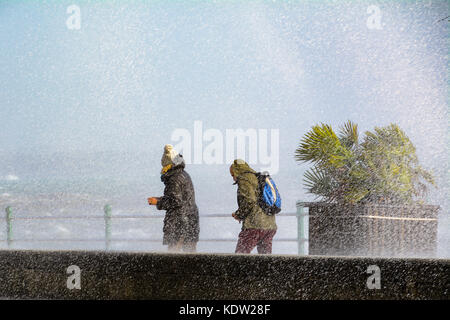 Penzance, Cornwall, UK. 16 Okt, 2017. UK Wetter. Die Wellen schlagen die Küste von Penzance einen Höchststand bei Flut am Nachmittag brachte auf durch Sturm Ophelia, über die Promenade an der Wand zu brechen. Foto: Simon Maycock/Alamy leben Nachrichten Stockfoto