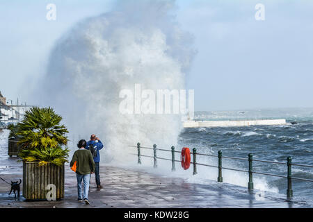 Penzance, Cornwall, UK. 16 Okt, 2017. UK Wetter. Die Wellen schlagen die Küste von Penzance einen Höchststand bei Flut am Nachmittag brachte auf durch Sturm Ophelia, über die Promenade an der Wand zu brechen. Foto: Simon Maycock/Alamy leben Nachrichten Stockfoto