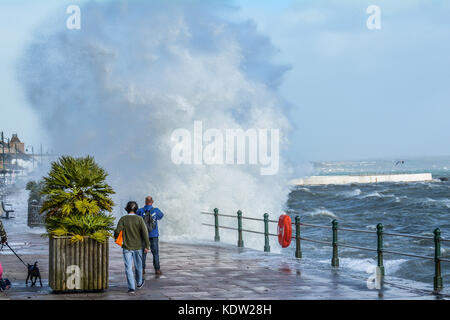 Penzance, Cornwall, UK. 16 Okt, 2017. UK Wetter. Die Wellen schlagen die Küste von Penzance einen Höchststand bei Flut am Nachmittag brachte auf durch Sturm Ophelia, über die Promenade an der Wand zu brechen. Foto: Simon Maycock/Alamy leben Nachrichten Stockfoto