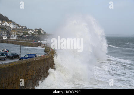 Fowey, Cornwall, UK. 16 Okt, 2017. UK Wetter. Riesige Wellen in und über den Hafen Mauer bei Mousehole, überschwemmen die Autos auf der anderen Seite geparkt. Foto: Simon Maycock/Alamy leben Nachrichten Stockfoto