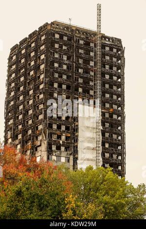 London, Großbritannien. 16 Okt, 2017. Die Arbeiten Grenfell Turm mit weißen tarparlin zu decken. Über 80 Menschen verloren ihr Leben bei dem Feuer am 14. Juni 2017. Credit: Claire Doherty/Alamy leben Nachrichten Stockfoto
