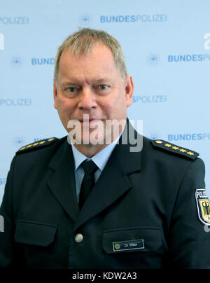 HANDOUT - das zur Verfügung gestellte nicht datierte Handout-Bild zeigt die bisherige permanente Repressation des Bundespolizeipräzials am Flughafen Frankfurt/Main, Markus Ritter. Am Montag wurde Ritter von den Außenministern der mitgliedsstaaten zum Direktor der neuen Irak-Mission der Europäischen Zahlungsunion ernannt. Der 55-Jährige war bereits in der Vergangenheit in Krisenländern wie dem Südsudan und Afghanistan im Einsatz. (ACHTUNG REDAKTION: NUR FÜR REDAKTIONELLE ZWECKE IM ZUSAMMENHANG MIT DER AKTUELLEN BERICHTERSTATTUNG/OBLIGATORISCHEN ANRECHNUNG) FOTO: 0 0/BUNDESPOLIZEI/DPA Stockfoto