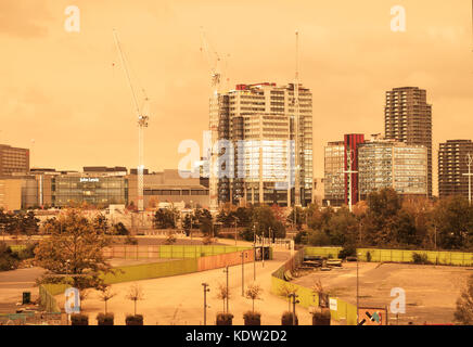 London, Großbritannien, 16. Oktober 2017. Gebäude im International Quarter, Westfield Stratford, leuchteten gegen den orangen Himmel, der durch den Hurrikan Ophelia verursacht wurde. Quelle: Katharine Rose/Alamy Live News Stockfoto