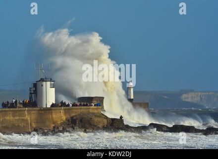 Porthcawl, Wales, Großbritannien. Oktober 2017. Der Ex-Hurrikan Ophelia peitscht Wellen aus, die auf ihrem Weg an Wales vorbei mit starken Winden sogar in Porthcawl, Meilen vom Zentrum des Sturms in Irland, über die Seeschützung brechen. Bildnachweis: Ian Homer/Alamy Live News Stockfoto