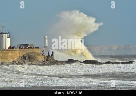 Porthcawl, Wales, Großbritannien. Oktober 2017. Der Ex-Hurrikan Ophelia peitscht Wellen aus, die auf ihrem Weg an Wales vorbei mit starken Winden sogar in Porthcawl, Meilen vom Zentrum des Sturms in Irland, über die Seeschützung brechen. Bildnachweis: Ian Homer/Alamy Live News Stockfoto