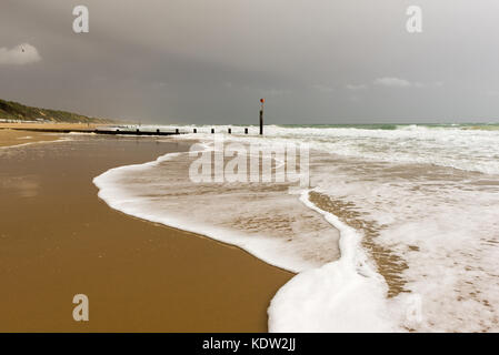 Boscombe, Dorset, Großbritannien, 16. Oktober 2017. Ehemalige tropischer Sturm und ex - Hurrikan Ophelia über der Südküste. Starke Winde und ungewöhnlich hohe Temperaturen im Herbst begleitet das stürmische Wetter zu erstellen. Stockfoto