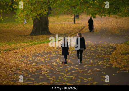 Alexandra Palace, nördlich von London, UK. 16 Okt, 2017. Herbstliche Farben im Alexandra Palace, nördlich von London, während die rote Sonne durch die Reste der Hurrikan Ophelia ziehen in der tropischen Luft und Staub aus der Sahara verursacht. Credit: dinendra Haria/alamy leben Nachrichten Stockfoto