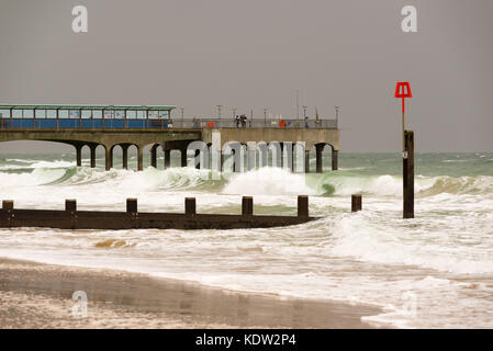 Boscombe, Dorset, Großbritannien, 16. Oktober 2017. Ehemalige tropischer Sturm und ex - Hurrikan Ophelia über der Südküste. Starke Winde und ungewöhnlich hohe Temperaturen im Herbst begleitet das stürmische Wetter zu erstellen. Stockfoto