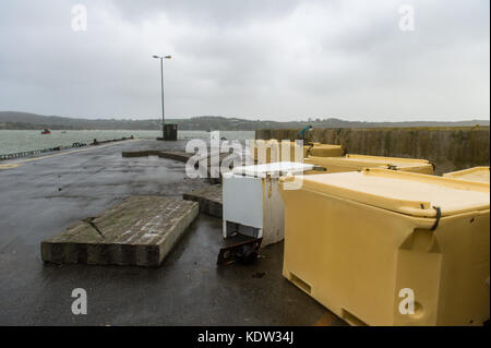 Schull, Irland 16 Okt, 2017. Ex-Hurricane Ophelia zu weit verbreitetem strukturelle Schäden, wenn sie Irland am Montag getroffen. Die Wellen, die über Schull Pier abgestürzt verursacht eine Wand zu Storage Container Zusammenbruch und Fisherman's verdrängt zu werden. Credit: Andy Gibson/Alamy Leben Nachrichten. Stockfoto