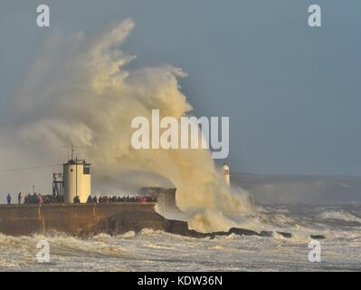 Porthcawl, Wales, Großbritannien. Oktober 2017. Der Ex-Hurrikan Ophelia peitscht Wellen aus, die auf ihrem Weg an Wales vorbei mit starken Winden sogar in Porthcawl, Meilen vom Zentrum des Sturms in Irland, über die Seeschützung brechen. Bildnachweis: Ian Homer/Alamy Live News Stockfoto