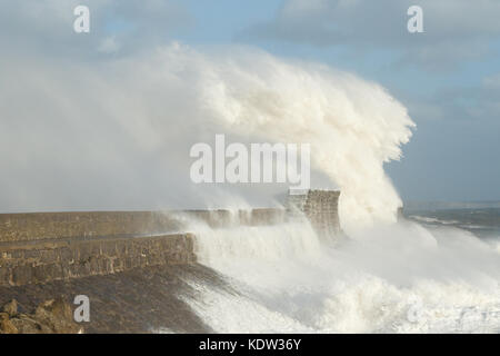 Porthcawl, South Wales, UK. 16. Oktober 2017. UK Wetter: Die Reste der Hurrikan Ophelia Teig der Strandpromenade am Nachmittag mit bis zu 80 MPH Winden. Credit: Andrew Bartlett/Alamy Leben Nachrichten. Stockfoto