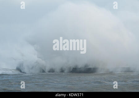 Porthcawl, South Wales, UK. 16. Oktober 2017. UK Wetter: Die Reste der Hurrikan Ophelia Teig der Strandpromenade am Nachmittag mit bis zu 80 MPH Winden. Credit: Andrew Bartlett/Alamy Leben Nachrichten. Stockfoto