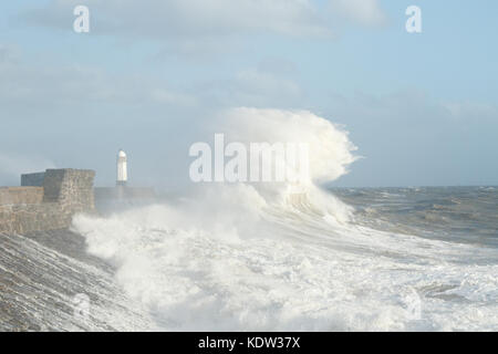 Porthcawl, South Wales, UK. 16. Oktober 2017. UK Wetter: Die Reste der Hurrikan Ophelia Teig der Strandpromenade am Nachmittag mit bis zu 80 MPH Winden. Credit: Andrew Bartlett/Alamy Leben Nachrichten. Stockfoto