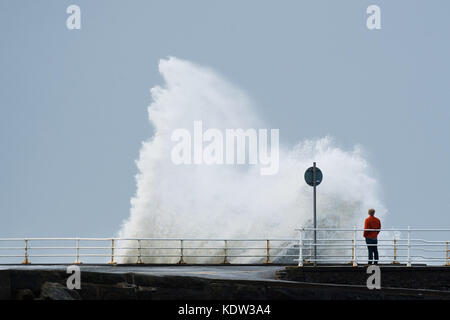 Aberystwyth Wales UK, Montag, 16. Oktober 2017 UK Wetter: Die Überreste des Sturmsystems Ophelia, mit Windböen der Hurricane Force 12 bis zu 80 km/h, schlagen die Seeschützungen bei Aberystwyth an der Cardigan Bay Küste der Irischen See in Westwales. Das Met Office hat eine gelbe Wetterwarnung ausgegeben, mit der die Wahrscheinlichkeit groß ist, dass Stromausfälle auftreten können, die andere Dienste, wie z. B. die Abdeckung von Mobiltelefonen, beeinträchtigen können. Quelle: keith morris/Alamy Live News Stockfoto