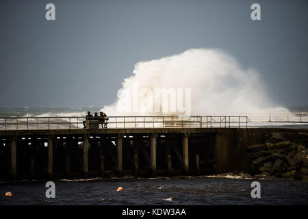 Aberystwyth Wales UK, Montag, 16. Oktober 2017 UK Wetter: Die Überreste des Sturmsystems Ophelia, mit Windböen der Hurricane Force 12 bis zu 80 km/h, schlagen die Seeschützungen bei Aberystwyth an der Cardigan Bay Küste der Irischen See in Westwales. Das Met Office hat eine gelbe Wetterwarnung ausgegeben, mit der die Wahrscheinlichkeit groß ist, dass Stromausfälle auftreten können, die andere Dienste, wie z. B. die Abdeckung von Mobiltelefonen, beeinträchtigen können. Quelle: keith morris/Alamy Live News Stockfoto