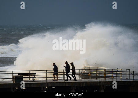 Aberystwyth Wales UK, Montag, 16. Oktober 2017 UK Wetter: Die Überreste des Sturmsystems Ophelia, mit Windböen der Hurricane Force 12 bis zu 80 km/h, schlagen die Seeschützungen bei Aberystwyth an der Cardigan Bay Küste der Irischen See in Westwales. Das Met Office hat eine gelbe Wetterwarnung ausgegeben, mit der die Wahrscheinlichkeit groß ist, dass Stromausfälle auftreten können, die andere Dienste, wie z. B. die Abdeckung von Mobiltelefonen, beeinträchtigen können. Quelle: keith morris/Alamy Live News Stockfoto