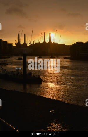 Vauxhall, London, Großbritannien. 16. Oktober 2017. Sturm Ophelia verursacht eine rote Sonne über dem Battersea Power Station. Kredit: Matthew Chattle/Alamy Live Nachrichten Stockfoto