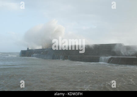 Porthcawl, South Wales, UK. 16. Oktober 2017. UK Wetter: Die Reste der Hurrikan Ophelia Teig der Strandpromenade am Nachmittag mit bis zu 80 MPH Winden. Credit: Andrew Bartlett/Alamy Leben Nachrichten. Stockfoto