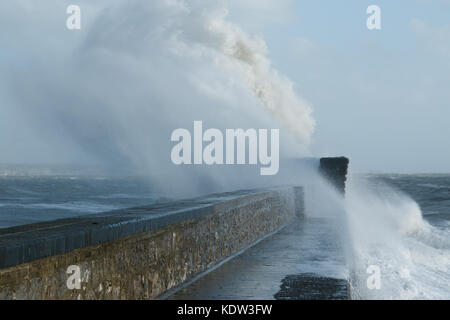 Porthcawl, South Wales, UK. 16. Oktober 2017. UK Wetter: Die Reste der Hurrikan Ophelia Teig der Strandpromenade am Nachmittag mit bis zu 80 MPH Winden. Credit: Andrew Bartlett/Alamy Leben Nachrichten. Stockfoto