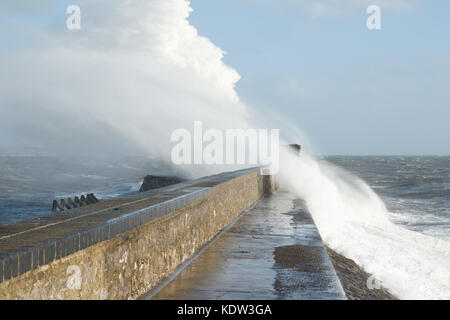 Porthcawl, South Wales, UK. 16. Oktober 2017. UK Wetter: Die Reste der Hurrikan Ophelia Teig der Strandpromenade am Nachmittag mit bis zu 80 MPH Winden. Credit: Andrew Bartlett/Alamy Leben Nachrichten. Stockfoto