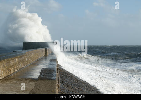 Porthcawl, South Wales, UK. 16. Oktober 2017. UK Wetter: Die Reste der Hurrikan Ophelia Teig der Strandpromenade am Nachmittag mit bis zu 80 MPH Winden. Credit: Andrew Bartlett/Alamy Leben Nachrichten. Stockfoto