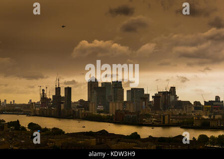 London, Großbritannien. 16 Okt, 2017. UK Wetter: Sturm Ophelia bringt eine ungewöhnliche Glühen zur Stadt Himmel über Canary Wharf als Ergebnis der Abholung Sands aus Nordafrika und Partikel aus Iberische Waldbrände. Credit: Guy Corbishley/Alamy leben Nachrichten Stockfoto