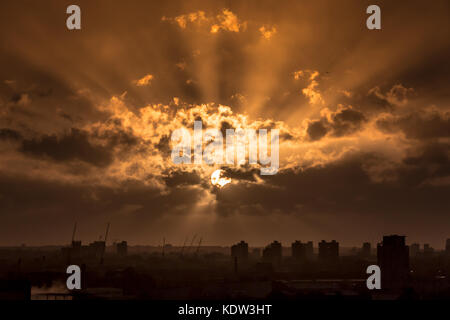London, UK. 16th Oct, 2017. UK Weather: Storm Ophelia brings an unusual sunset glow over the city as result of picking up sands from north Africa and particles from Iberian forest fires. Credit: Guy Corbishley/Alamy Live News Stockfoto