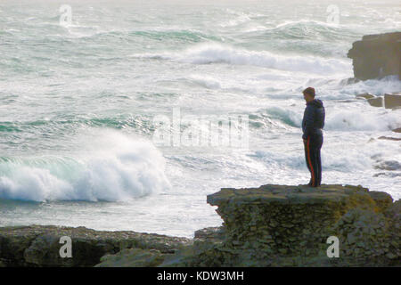 Portland, Dorset, Großbritannien. 16. Oktober 2017. Die Menschen besuchen die Isle of Portland, um die Wellen des Sturms Ophelia zu beobachten Stockfoto