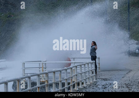 Aberystwyth, Wales, Großbritannien. 16. Oktober 2017. Während der Sturm Ophelia an der Westküste von Wales vorbeifegt, riskieren Zuschauer ein Einweichen oder Schlimmeres von den Wellen, die Aberystwyth Seafront überschwemmen. Kredit: Alan Hale/Alamy Live Nachrichten Stockfoto