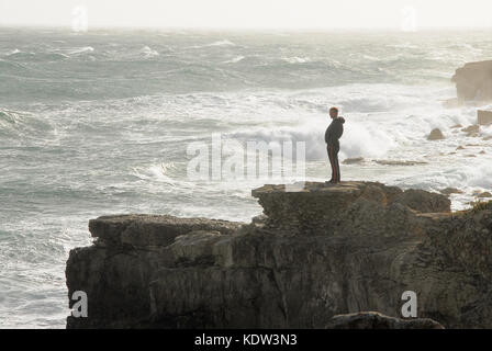 Portland, Dorset, Großbritannien. 16 Okt, 2017. Menschen auf der Isle of Portland besuchen Sie die Wellen durch Sturm ophelia Gutschrift erstellt Zeugnis: stuart Hartmut Ost/alamy leben Nachrichten Stockfoto