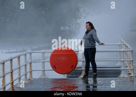 Aberystwyth, Wales, Großbritannien. 16. Oktober 2017. Während der Sturm Ophelia an der Westküste von Wales vorbeifegt, riskieren Zuschauer ein Einweichen oder Schlimmeres von den Wellen, die Aberystwyth Seafront überschwemmen. Kredit: Alan Hale/Alamy Live Nachrichten Stockfoto