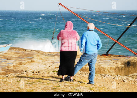 Portland, Dorset, Großbritannien. 16 Okt, 2017. Menschen auf der Isle of Portland besuchen Sie die Wellen durch Sturm ophelia Gutschrift erstellt Zeugnis: stuart Hartmut Ost/alamy leben Nachrichten Stockfoto