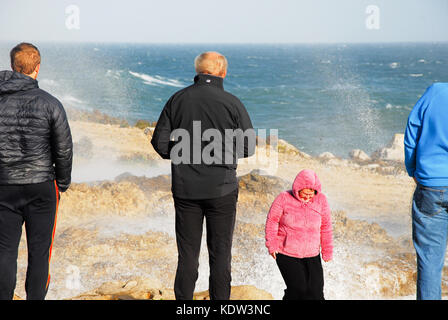 Portland, Dorset, Großbritannien. 16 Okt, 2017. Menschen auf der Isle of Portland besuchen Sie die Wellen durch Sturm ophelia Gutschrift erstellt Zeugnis: stuart Hartmut Ost/alamy leben Nachrichten Stockfoto