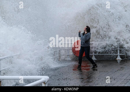 Aberystwyth, Wales, Großbritannien. 16. Oktober 2017. Während der Sturm Ophelia an der Westküste von Wales vorbeifegt, riskieren Zuschauer ein Einweichen oder Schlimmeres von den Wellen, die Aberystwyth Seafront überschwemmen. Kredit: Alan Hale/Alamy Live Nachrichten Stockfoto