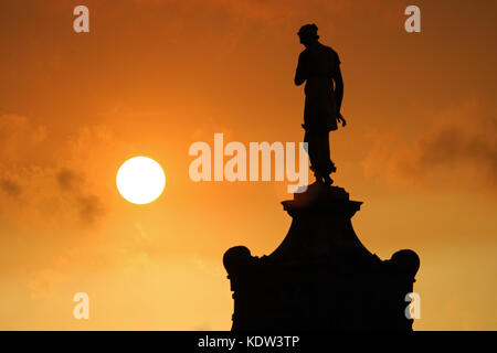 Bushy Park, SW London, UK. 16. Oktober 2017. Als Sturm Ophelia Großbritannien näherte, der Himmel ist grau, und die Sonne wurde rot, als neben dem Diana Brunnen in Bushy Park, London gesehen. Credit: Julia Gavin/Alamy leben Nachrichten Stockfoto